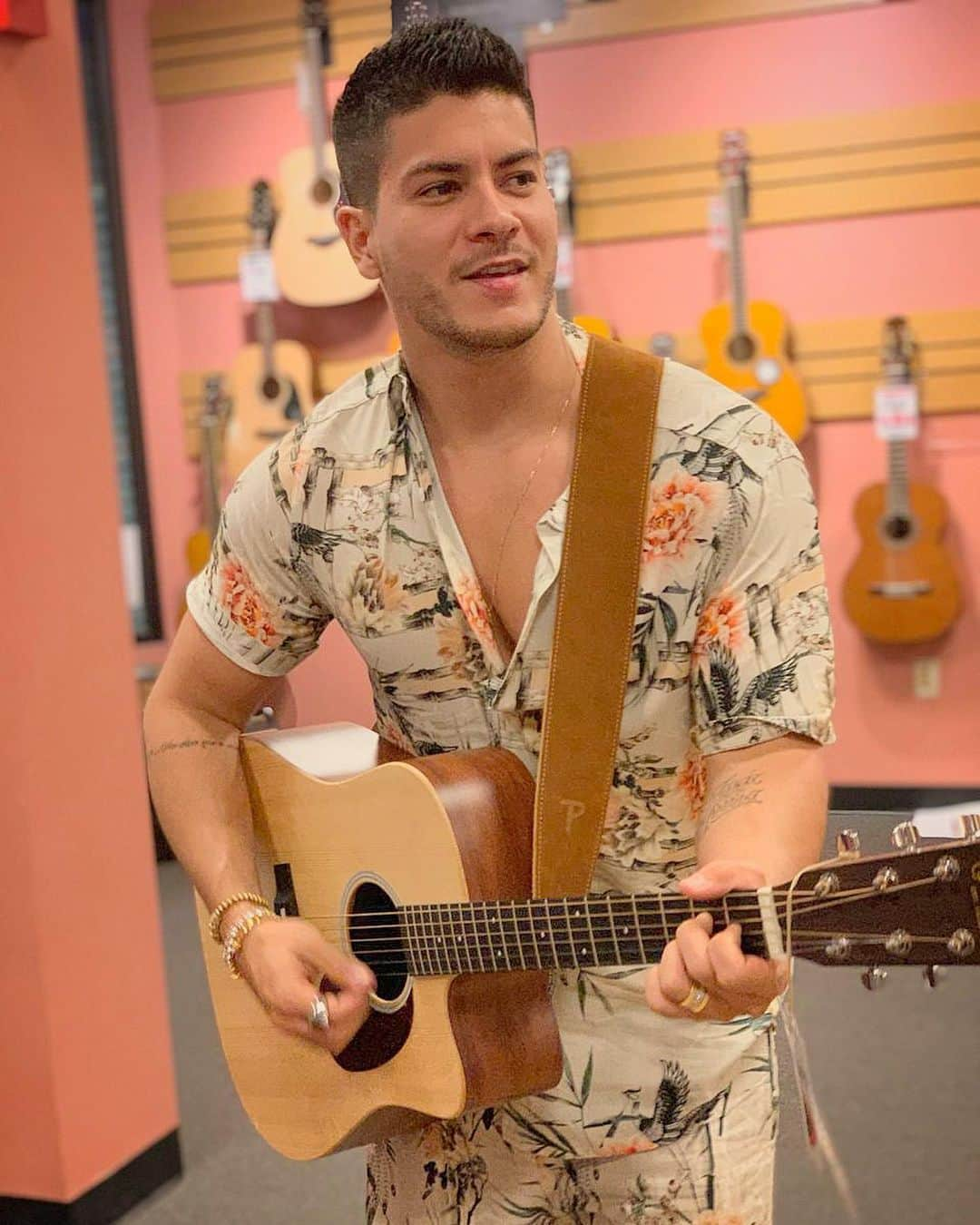 Arthur Aguiarさんのインスタグラム写真 - (Arthur AguiarInstagram)「Quando você tá feliz da vida, tocando o violão que você sempre quis ter e te avisam que a loja vai fechar e que você tem que devolver o violão... (PASSA PRO LADO). Pra quem não sabe, eu to aqui em Miami produzindo as minhas novas músicas... Em breve vocês vão poder ouvir!! E preciso dividir com vocês que não me aguentei e peguei esse violão pra mim!!! Os novos vídeos já serão com ele! ✌🏼🍀🙏🏼」5月16日 10時11分 - arthuraguiar