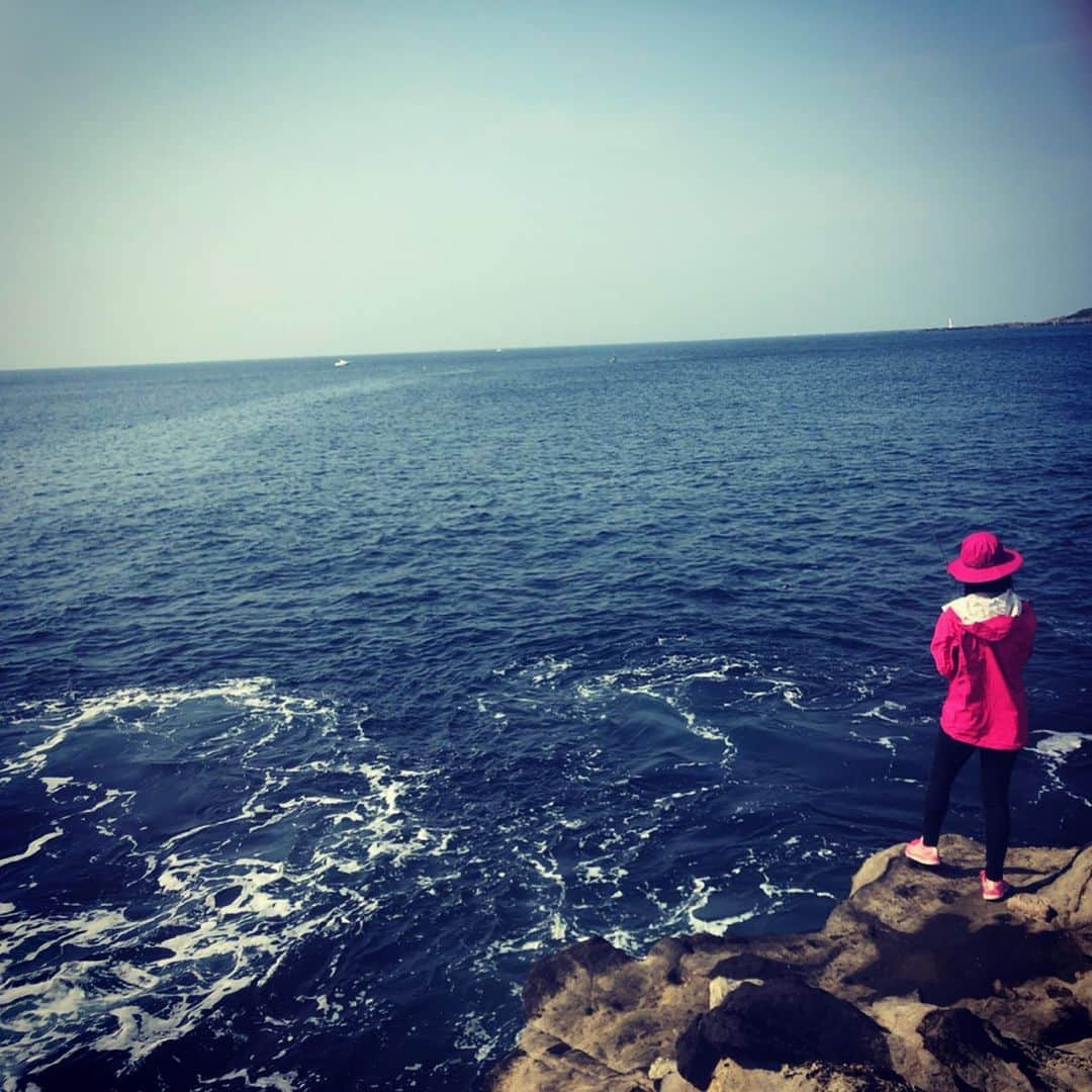 肘井美佳さんのインスタグラム写真 - (肘井美佳Instagram)「First time to go squid fishing. I think I can say that I GOT a squid. 初めてのイカ釣り。イカをゲット…したとも言える…写真。今からリベンジに燃えてます。  #squidfishing #アオリイカ釣り #初めてのエギング #正解がわからない #5人で行って誰1人釣れず #ただのエギリリース #悔しさをバネにするタイプ」5月16日 10時24分 - mikahijii