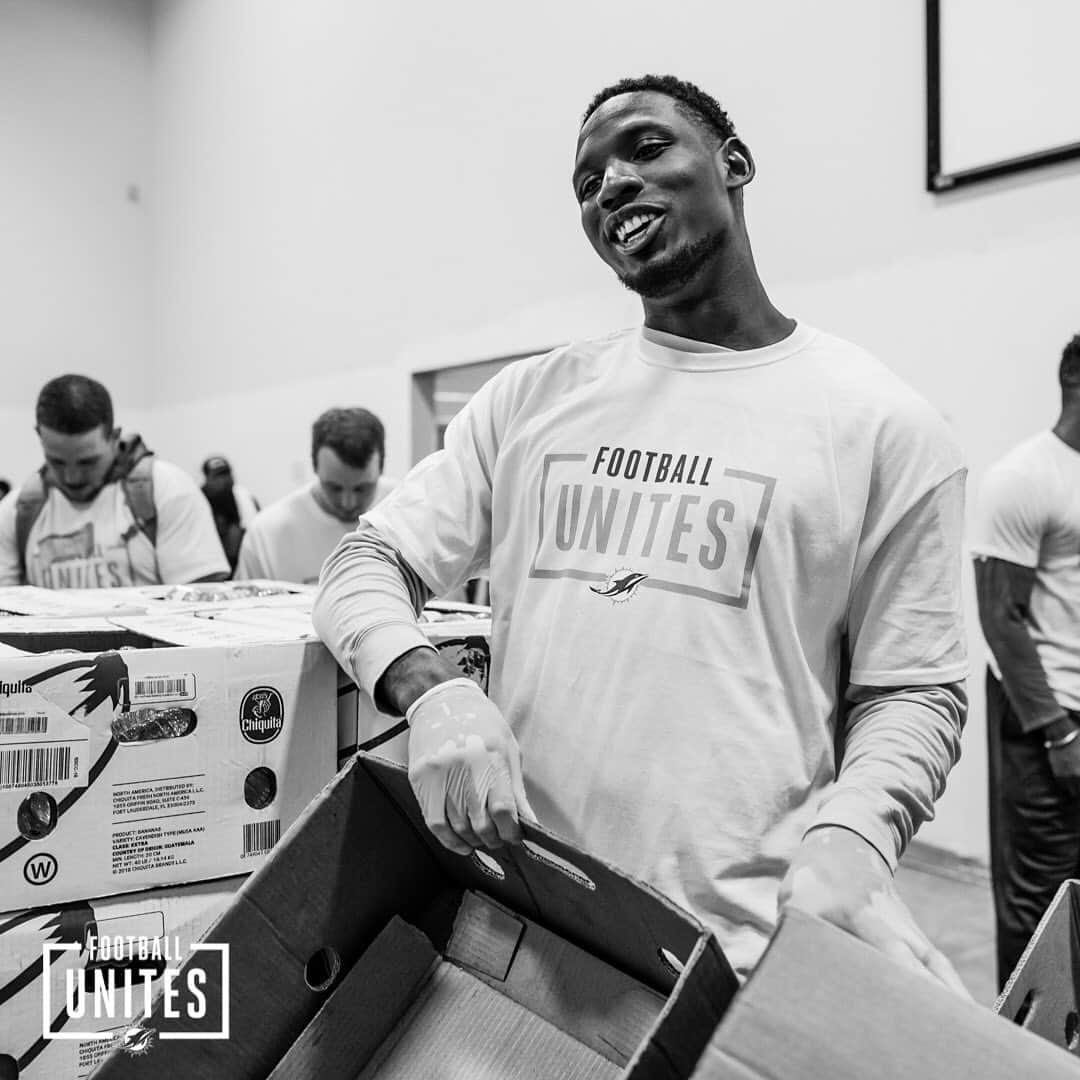 マイアミ・ドルフィンズさんのインスタグラム写真 - (マイアミ・ドルフィンズInstagram)「Had a blast packing food with our Football Unites partners at @feedingsouthflorida! #TeamworkAtWork #DolphinsHuddleFor100 @nfl」5月16日 10時20分 - miamidolphins