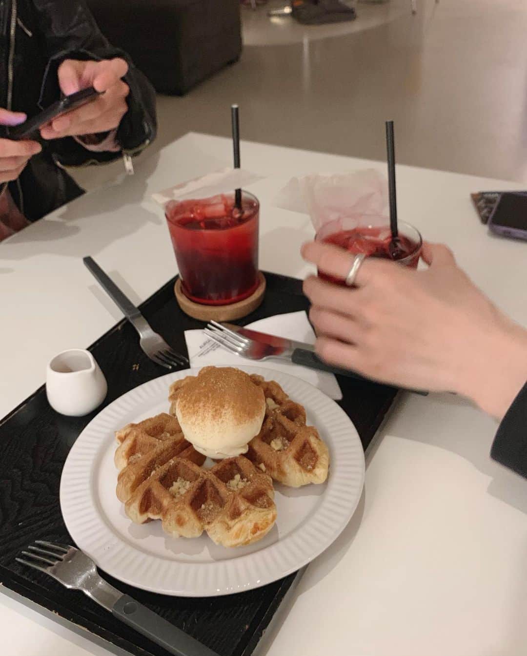 COCO さんのインスタグラム写真 - (COCO Instagram)「Best waffles and crimson teas in #seoul #korea 👏🏻👏🏻👏🏻 . #aufglet #아우프글렛 #와플맛집 #금호동 #금호동카페 #카페추천 #핫플레이스」5月16日 10時25分 - rilaccoco