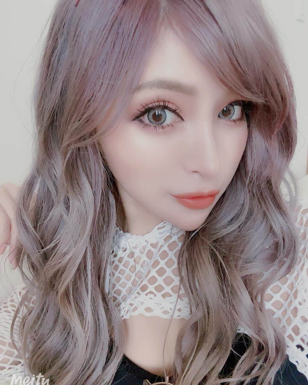 小原優花さんのインスタグラム写真 - (小原優花Instagram)「💜💜PURPLE HAIR💜💜 ・ CARRYさん《 @haircarry 》で髪とエクステにイルミナカラーでパープルをのせてもらいました🥺💜🌙 ・ シャンプーを繰り返すとシルバー系になってくるので色落ちしても綺麗だし、すごくお気に入りなの🥰💛💛💛💛 ・ ハイトーン好きにはたまらない色味✨😘 ・ CARRYさんのエクステは毛質が良いので付けたままカラーしちゃっています😍❤️ ・ 小柳さん《 @koyanagi0123 》いつもありがとうございます🙇‍♀️✨✨✨ ・ ・ ・ 💗今だけのお得なクーポン💗 ↓ ☆資生堂sヒアルロン酸入りカラー＋プラチナイオントリートメント＋クイックヘッドスパ 通常¥12200→✨¥4980✨ ・ ☆イルミナカラー＋イルミナトリートメント 通常16520→✨¥9980✨ ・ ★ケアブリーチ＋イルミナカラー＋イルミナトリートメント 通常¥24080→✨¥12540✨ ・ ★資生堂sヒアルロン酸入りカラー＋プラチナイオントリートメント＋世界最高級hairtalkシールエクステ (60本) 通常¥42200→✨¥29800✨ ・ ★インナーカラーやグラデーションなどの原色カラーリング +¥3240 ・ ※肩下よりロング料金+¥1080 ※指名+¥540 ・ 【6/16まで有効です💓💓】 ・ クーポンをご利用の際は予約時にゆんころのSNSを見たとお伝えください💁🏼‍♀️💕💕💕 ・ ・ ▽CARRY❤️池袋店 ☎️03(3971)8220 ・ ・ #hair #ヘアー #purple #イルミナカラー #トワイライト #carry #池袋 #美容室 #小柳店長 #いつもありがとうございます」5月16日 10時29分 - yunkoro519