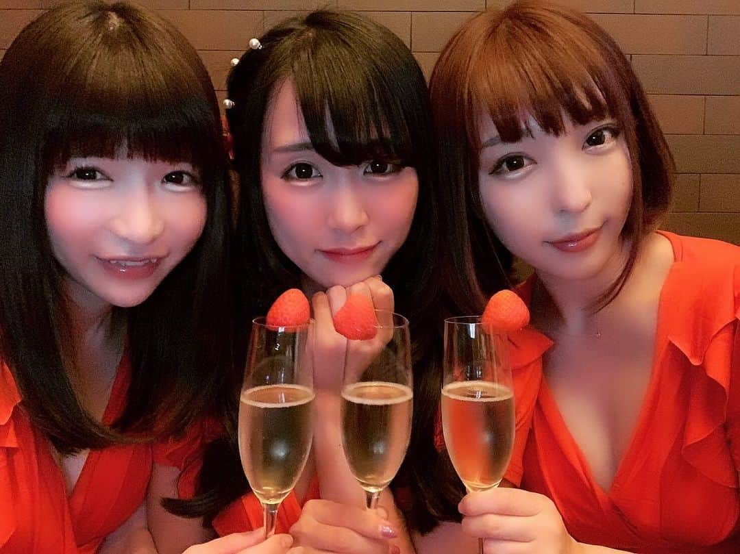 まいてぃ（粕谷まい）さんのインスタグラム写真 - (まいてぃ（粕谷まい）Instagram)「こないだみいのお誕生日会でお揃赤ワンピしたよー❤❤ ・ 久しぶりに会ったけど久しぶりな感じしなかった✨ ・ ・ ・ ・ 途中みいがケーキひっくり返しちゃってハプニングあったけど本当にそれも面白くて(しかもちゃんと持ち帰って食べたらしい😂😂💓)ケーキもプレゼントのピアスも喜んでくれてよかった🥰🥰💋 ・ ・ ・ 似合ってて可愛かったよー❤ ・ ・ ・ #熊本美和 #もえあず #ボーリング #大食い #グルメ #お揃いコーデ #オソロコーデ #女子会 #birthday #お誕生日会 #恵比寿マスカッツ #粕谷まい #グラビアアイドル」5月16日 10時29分 - maity_0917