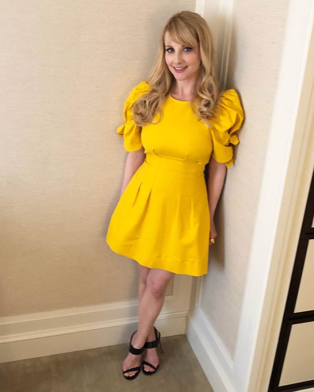 メリッサ・ラウシュのインスタグラム：「Before I blast you with some more TBBT memories, here’s me today in my natural habitat...a corner. 💛 Styling: @kevinmichaelericson  Hair: @matthewmonzon  Makeup: @ktmell Dress: @seanewyork Shoes: @chloegosselin」