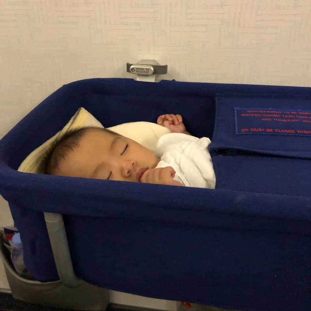 森本容子さんのインスタグラム写真 - (森本容子Instagram)「5ヶ月になった息子と2人旅。約7時間のフライト✈️私はドキドキだったけど、この子はご機嫌😅。お迎えの慣れない車とベビーシートにもすんなり乗って、目を離したすきに寝ておりました😅 Baliの自宅を出てから東京の家に着くまでこのまま一度も泣かないのか⁉️ しわ寄せがきませんよーに🙏✨祈る。 【森本容子セレクト オンラインストア】http://ymdo.tokyo ※新作お知らせから発売開始時間までも【在庫切れ】と表示されておりますので注意ください。 ※商品のお問い合わせ、質問はオンラインストアへお願い致します。  @kariangofficial @ymdoshop @bankertokyo @yocomorimoto #bankertokyo #ymdoshop #kariang #banker #tokyo #denim #japanmade #カリアング#バンカートーキョー #バンカー東京#レディスウェア#今日のコーデ#カットソー#コーディネート#森本容子#キッズウエア #マタニティウエア #マタニティ#マタニティコーデ #がんばれ高齢出産 #fashion #yocomorimot #新生児 #新生児のいる生活 #生後1ヶ月 #生後2ヶ月 #生後3ヶ月#生後４ヶ月」5月16日 10時31分 - yocomorimoto