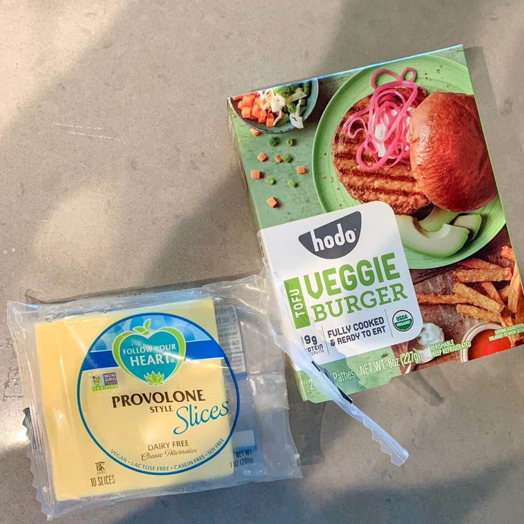 Elva Niさんのインスタグラム写真 - (Elva NiInstagram)「早餐該有的樣子🌈 My ultimate healthy breakfast 🥪 #tofupatty #vegancheess #scrambleegg  #eatwithelva #sooshiwithelva  #vegetarianlife」5月16日 10時35分 - misselvani