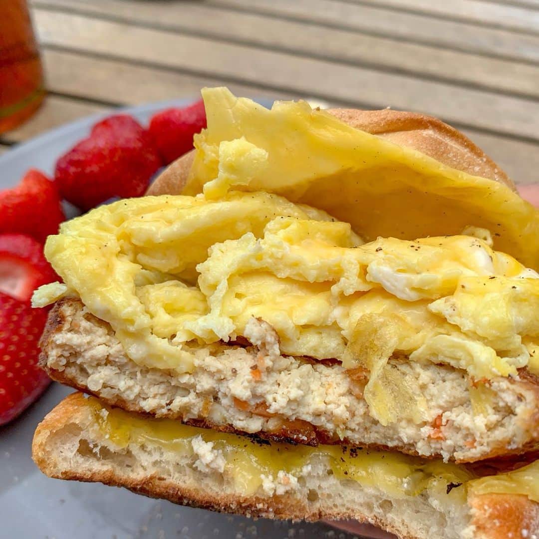 Elva Niさんのインスタグラム写真 - (Elva NiInstagram)「早餐該有的樣子🌈 My ultimate healthy breakfast 🥪 #tofupatty #vegancheess #scrambleegg  #eatwithelva #sooshiwithelva  #vegetarianlife」5月16日 10時35分 - misselvani