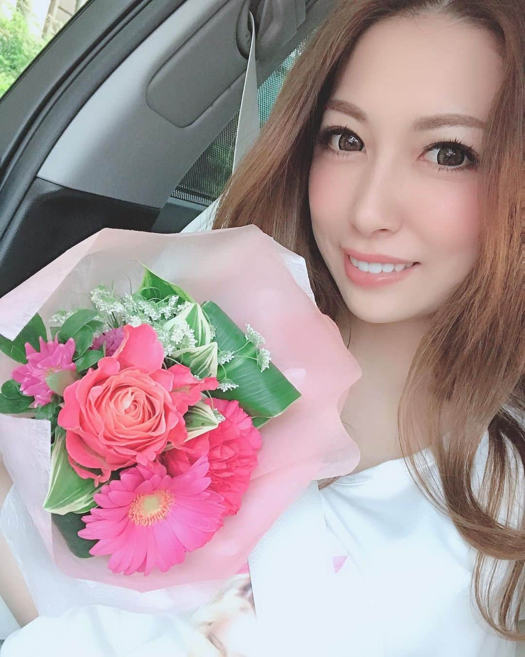 美沙さんのインスタグラム写真 - (美沙Instagram)「母の日💐 これはりーからじゃなくてなんとゆきから😭 会った瞬間に母の日だからって😭 なんて優しくていい子なんだ😭💓 娘がもう1人増えてもーた🤭 . りーからは起きたら部屋の前にダンボールがあって手書きで郵便って書いてあってあけたら手作りのプレゼントとペアのコップと手紙が入ってた🥺💓 きゅん🥰 . my マミーには毎年お世話になってる花屋soraの小島さんにお花届けてもらったよん❤️ 今年はかなり珍しい花びらの形の紫陽花と薔薇のソープフラワー！🌹✨ . 母の日が毎年楽しみな日になるなんて考えもしなかったし本当の家族以外からのお花がこんなに嬉しいなんて🙈 あー幸せ🙈💓 . #母の日 #mother #ママ #娘 #女の子ママ #お花 #紫陽花 #薔薇 #いつもありがとう  #2人の娘を大事に育てます🙊」5月16日 10時43分 - misa0623r