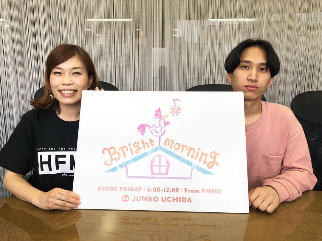 のインスタグラム：「FM802 BRIGHT MORNING、マカロニえんぴつ、はっとりさんがゲスト！  初めてのマカロニということで、『音大・空洞・ユニコーン・センターわけ、ワンドリンクべっつ〜』、5つのキーワードトーク！  マカロニの結成から、はっとりさんと音楽との運命的な出会い、センター分けへの思い、ライブの楽しみ方、そして、マカロニの音楽がなぜ、こんなにも心の隙間を埋めてくれるのか⁉︎いやぁ、めちゃくちゃ楽しかったです。  Rockin' Rddioの余韻にまだまだ浸っている皆さん、タイムフリーで聴けますよ♬  #マカロニえんぴつ #はっとり #fm802 #brightmorning #タイムフリーで聴けます」