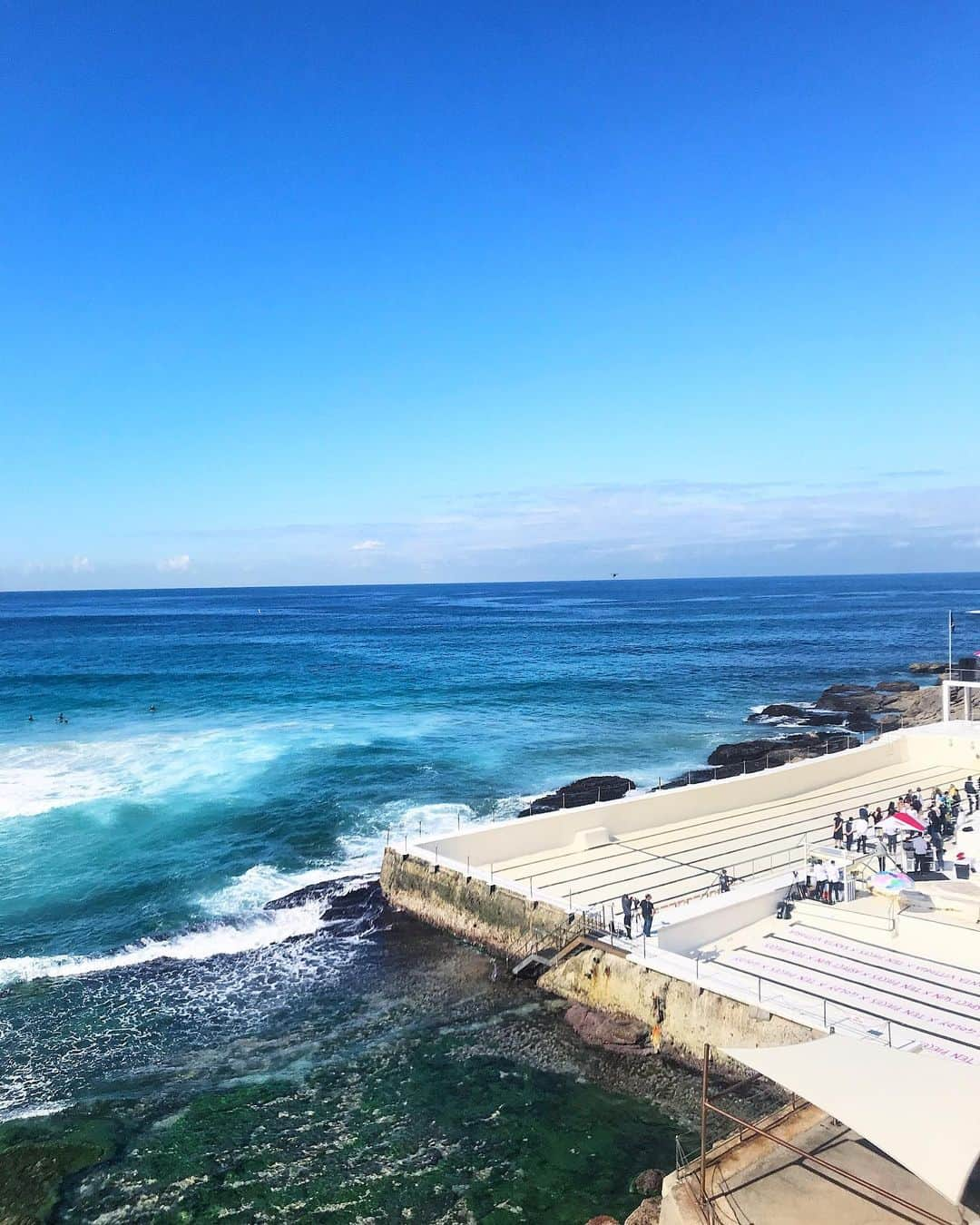 Lee Oliveiraさんのインスタグラム写真 - (Lee OliveiraInstagram)「Last day of Australia Fashion Week. Pool has been emptied ready for the next runway. As far as global shows go, this location is one of the best #mbfwa #pool #bondi #icebergs」5月16日 10時51分 - leeoliveira