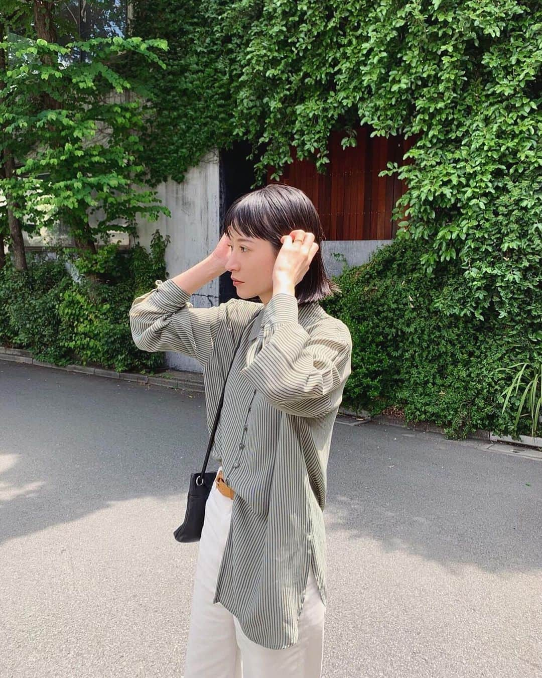 松本恵奈さんのインスタグラム写真 - (松本恵奈Instagram)「買い付けついでに自分もちゃっかりお買い物したvintageシャツ。笑 珍しく柄を着るとちょっと気分があがるね♡BAGはpetalでPTはclaneのセカンドです。デニムは即完売してしまったのでAWにまた再入荷します！是非お楽しみに！ #clane #clanepetal #vintage」5月16日 10時47分 - ena1123