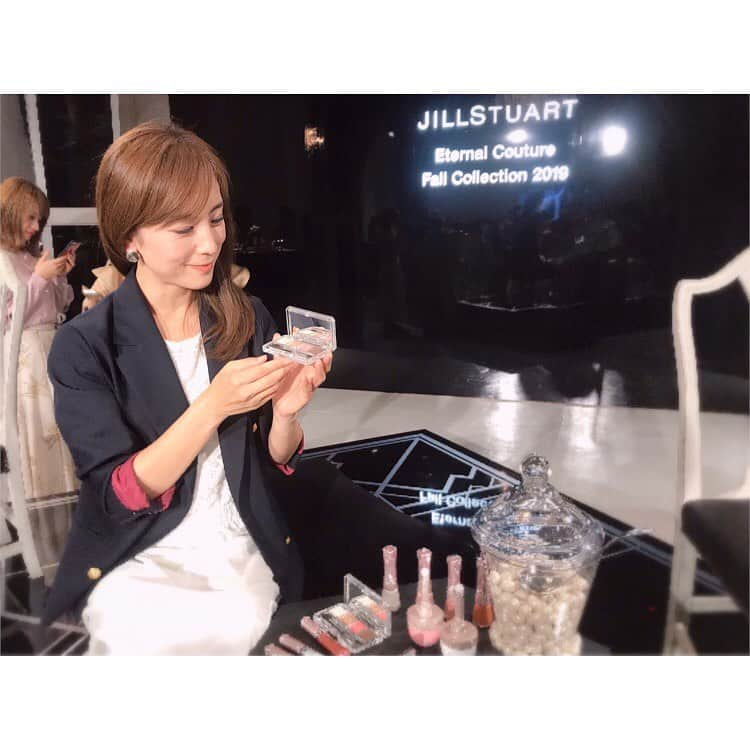 大谷朋子さんのインスタグラム写真 - (大谷朋子Instagram)「♡ * JILL STUART BEAUTY (@jillstuartbeauty) 新コスメリリースイベントへ◡̎✧ * 8月2日(金)に発売するジルスチュアートの Fallコレクションをいち早く体感♡ * “真珠”をコンセプトにしたコレクションで、 すべてに本物の真珠の粉末が入っているみたいで、上質なツヤがとても素敵！ * どのカラーもおしゃれですが、 ベルベットの01のピンクが絶妙なくすみ感で、 気になりました❤︎ * 今までのイメージとは異なる大人っぽい 「ヴィンテージジュエリーボックス」をイメージした新作コスメ。 発売が楽しみです◡̈✧ * * #ジルスチュアート #jillstuart #エターナルクチュールアイズ #真珠アイシャドウ #jillstuartbeauty #eternalcouture #eternalcoutureeyes #neverendinglove #eyecolor #eyeshadow #アイシャドウ #アイカラー #ピンクメイク #秋コスメ」5月16日 10時54分 - tomoko_ohtani