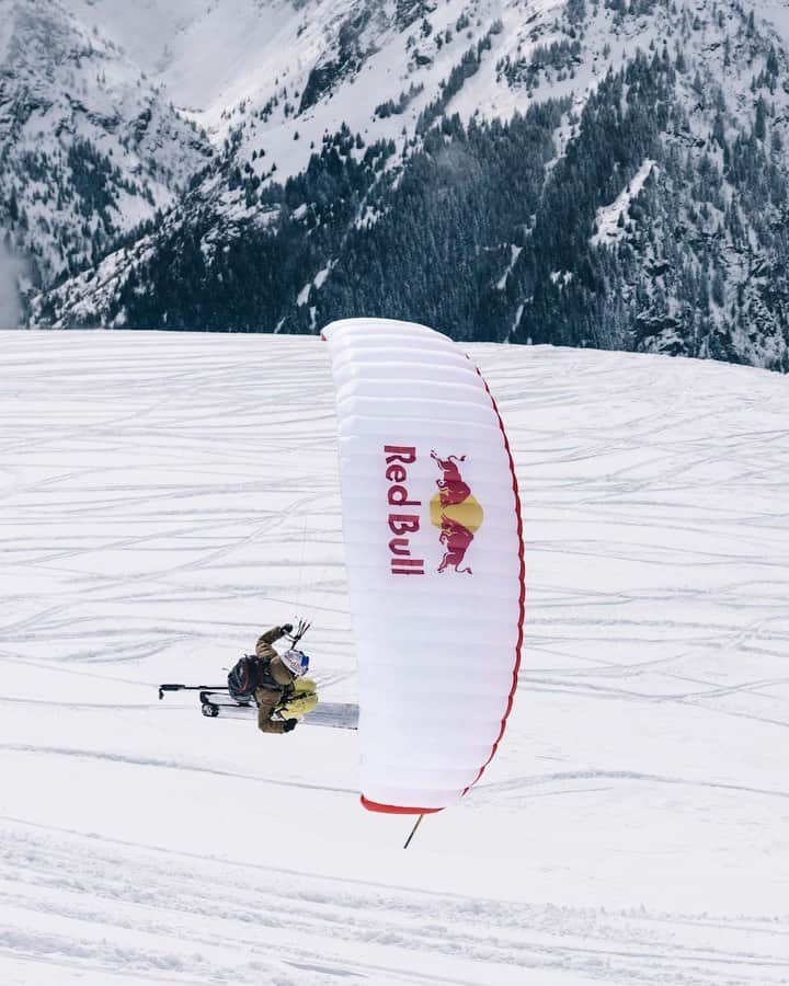 のインスタグラム：「A skier who dreams of flying? A paraglider who wants to keep his feet on solid ground? Valentin Delluc knows no boundaries when it comes to speed riding. 🏃: @valentindelluc #speedriding #aerial #gopro #skiing #paragliding」