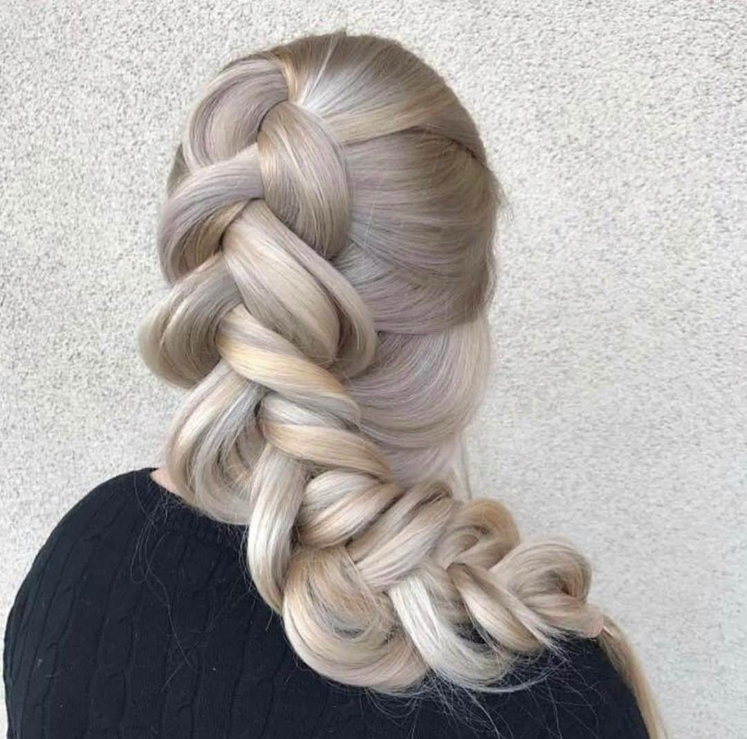 CosmoProf Beautyさんのインスタグラム写真 - (CosmoProf BeautyInstagram)「Our Braid #hairoftheday goes to @looksbylaurel because bigger is better, especially when it comes to braids ❤️ She's keeping her client's locks silky smooth with the help of @olaplex --- 👇 Rules Below!👇 1️⃣Tag your photo #BraidHOTD #cosmoprofbeauty #licensedtocreate 2️⃣Post a photo of your hairstyle against an uncluttered background 3️⃣Mention any products used to color or style the hair --- #repost #looksbylaurel #braidedstyle #braidinspiration #braidsofIG」5月16日 11時00分 - cosmoprofbeauty