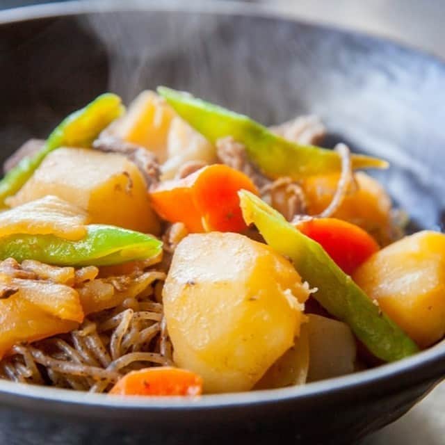 ののじ公式アカウントのインスタグラム：「.⁣ 🥔じゃがいもは、庶民の味方🥔⁣ .⁣⁣ 新じゃがが出回る季節になりましたね🌞⁣ 実は、新じゃがの季節は春から初夏だけではないんです。⁣ 北海道の最北端から沖縄県の離島まで、⁣ 幅広い地域で栽培されているじゃがいも🗾⁣ .⁣⁣ 3月～11月くらいまでの長い期間、⁣ 日本のどこかで旬を迎えているんですよ✨⁣ .⁣⁣ じゃがいもに含まれるビタミンCは加熱しても壊れにくく、⁣ 加熱料理に向いています👌⁣ 肉じゃがや、コロッケ、カレーなど、おなじみの家庭料理に⁣ 旬の長～いじゃがいもを活用しましょう🎵⁣ .⁣⁣ .⁣⁣ 【じゃがいも】の調理にお役立ちのグッズの詳細はHPへ♫⁣⁣ アカウントTOP＜ @nonoji.official ＞のリンクから🔍⁣⁣ .⁣⁣ にこにこ、うふふが、いっぱい😊⁣⁣ .⁣⁣ #ののじ #じゃがいも #新じゃが #肉じゃが #料理 #料理好きな人と繋がりたい #🥔 #キッチングッズ #おうちごはん #家庭料理 #簡単ごはん #時短料理 #クッキングラム #instafood #ワンランク上の生活 #vegetables #デリスタグラマー #ママ #主婦 #自炊 #便利グッズ #和食 #japanesefood #日本食 #potato #もったいない #料理初心者 #豊かな食卓 #家庭料理 ⁣」