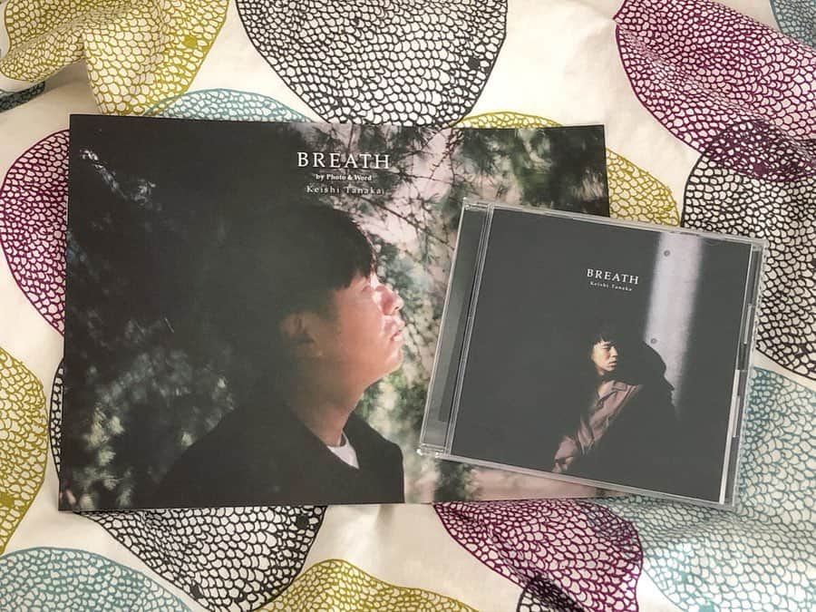 土井コマキのインスタグラム：「このアルバム、わたしには全てがLove songに聴こえる。神々しい。CDとアナログには収録されている最後の曲「疎雨」があるのと無いのとでアルバムの印象が変わるので、是非フィジカルで。ライナーも美しいです。 #keishitanaka」