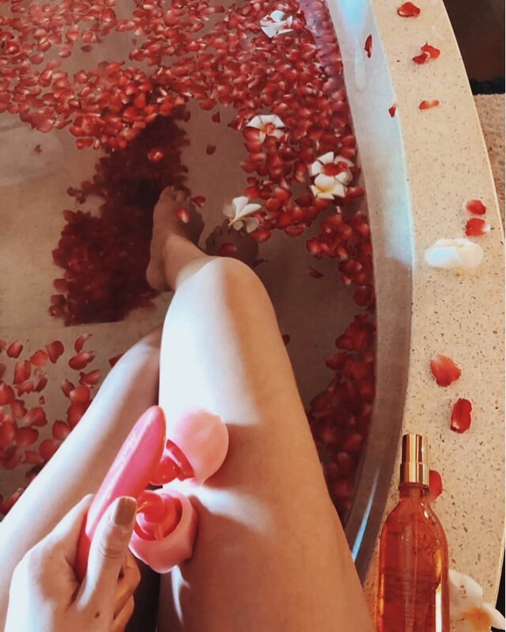 佐野友妃子さんのインスタグラム写真 - (佐野友妃子Instagram)「質問に頂いたマッサージケア🛀❤︎ お風呂上がりは足のマッサージ&コロコロは必ず👌 最近は @melvita_jp のオイルでマッサージしてるよ😘 .  肌をキュッと引き締めるピンクペッパー配合で気になるボディや滞りがちな部分をケアし肌を引き締めるとともに、ローズヒップオイルでしなやかなボディへ…🥺🥺 .  夏前のボディケア頑張るんだっ😤😤😤 #ピンクのオイル#メルヴィータ #夏活#PR#セルライトケア＃マッサージ#ボディケア」5月16日 11時07分 - yukikosano1111