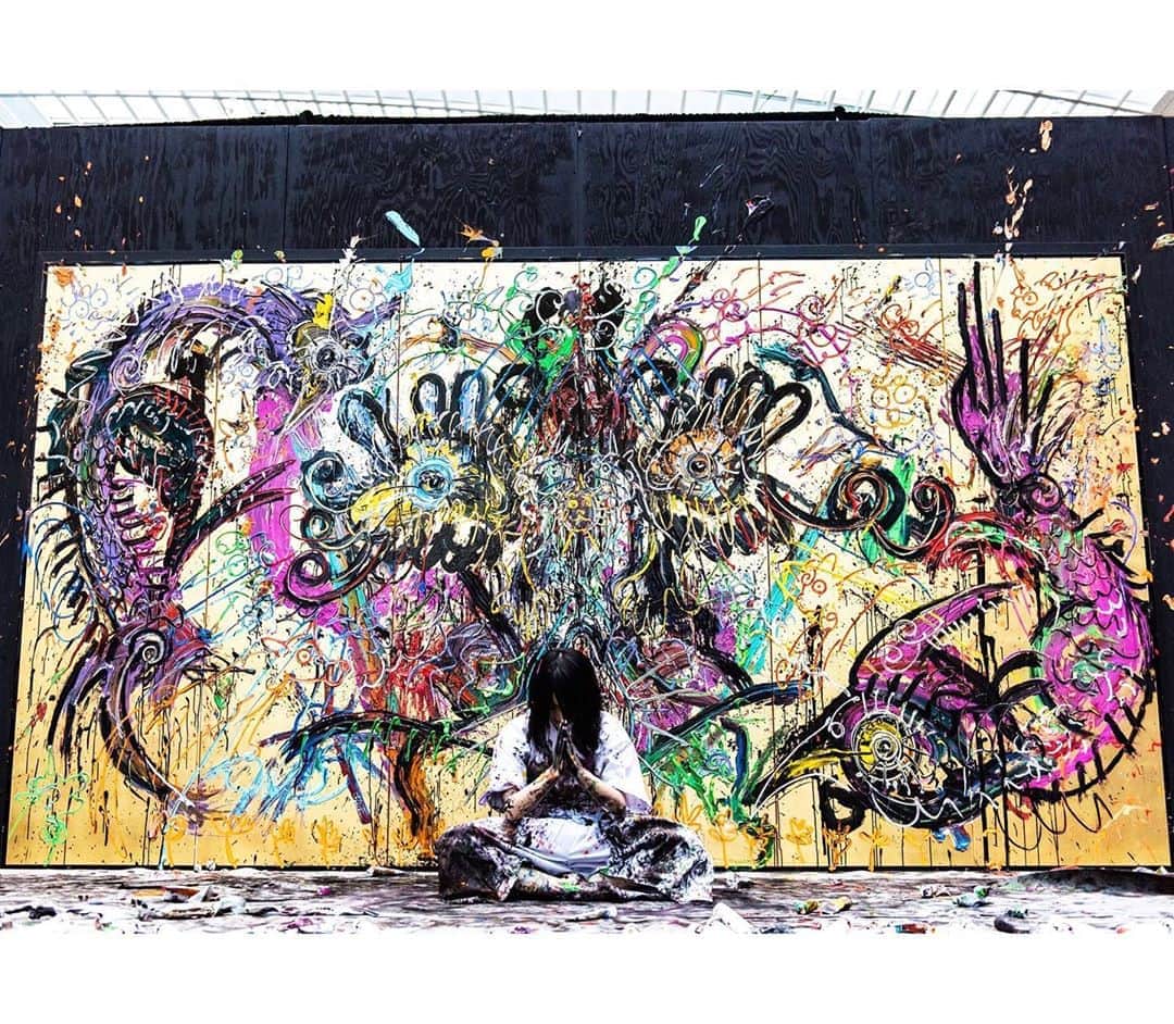 のインスタグラム：「I painted feeling the power of all of you, the power of the land of Cleveland, and the power of the artworks that the Cleveland Museum of Art houses. . pray 🙏&peace🕊 . 祈りと平和を込めて . 全米で有数の日本美術コレクションを所蔵するアメリカはオハイオ州のクリーブランド美術館の企画展≪SHINTO≫展に招聘いただき美術館アトリウムにてLive Paintingをさせて頂きました。 . 久しく緊張しましたが1500人の方がチケットを求めて来ていただいたことに感謝🙏 . 最前列でご夫妻でご覧いただいた日本国在クリーブランド名誉領事の藤田浩之さんが 「同胞の一心不乱の姿に涙が出るほど感動した！」 と作品は日本領事館のシンボルとして所蔵して頂けるそうで後にクリーブランド美術館にドネーションすると仰って頂きました！ . 【覚醒】の年のスタート 欧米の美術史文脈に入っていくターム🎨 まずは好スタートな感触を得ることが出来ました。  #livepainting #cleveland #america #contemporaryart #art #shinto」