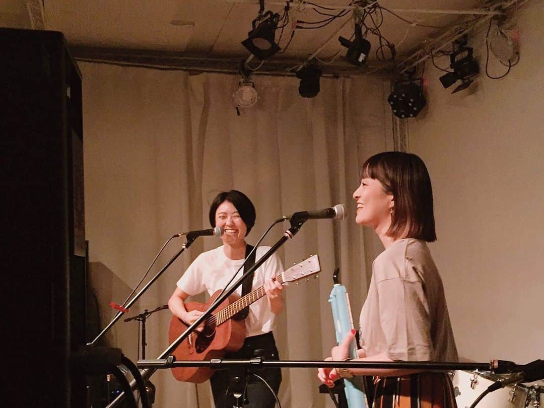 見田村千晴さんのインスタグラム写真 - (見田村千晴Instagram)「昨日、5/15は原宿ストロボカフェにて 見田村千晴企画「結託vol.8 〜はじめての生誕祭〜」でした！！ 誕生日にイベントごとをするなんて初めてで、気恥ずかしさはありつつ、でも本当に幸せな1日でした。  出演してくれた 大野雄介くん、宇宙まおちゃん、倉品翔くん、SMORKY & THE SUGAR GLIDER 、ありがとうございました！！ そして平日ど真ん中に足を運んでくれた皆さま、プレゼントやお手紙、お花を下さった皆さま、本当にありがとうございました！！ #結託 #見田村千晴」5月16日 11時10分 - chiharu_mtmr