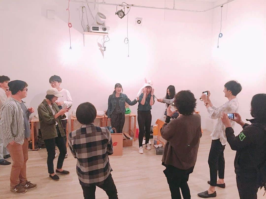 見田村千晴さんのインスタグラム写真 - (見田村千晴Instagram)「昨日、5/15は原宿ストロボカフェにて 見田村千晴企画「結託vol.8 〜はじめての生誕祭〜」でした！！ 誕生日にイベントごとをするなんて初めてで、気恥ずかしさはありつつ、でも本当に幸せな1日でした。  出演してくれた 大野雄介くん、宇宙まおちゃん、倉品翔くん、SMORKY & THE SUGAR GLIDER 、ありがとうございました！！ そして平日ど真ん中に足を運んでくれた皆さま、プレゼントやお手紙、お花を下さった皆さま、本当にありがとうございました！！ #結託 #見田村千晴」5月16日 11時10分 - chiharu_mtmr