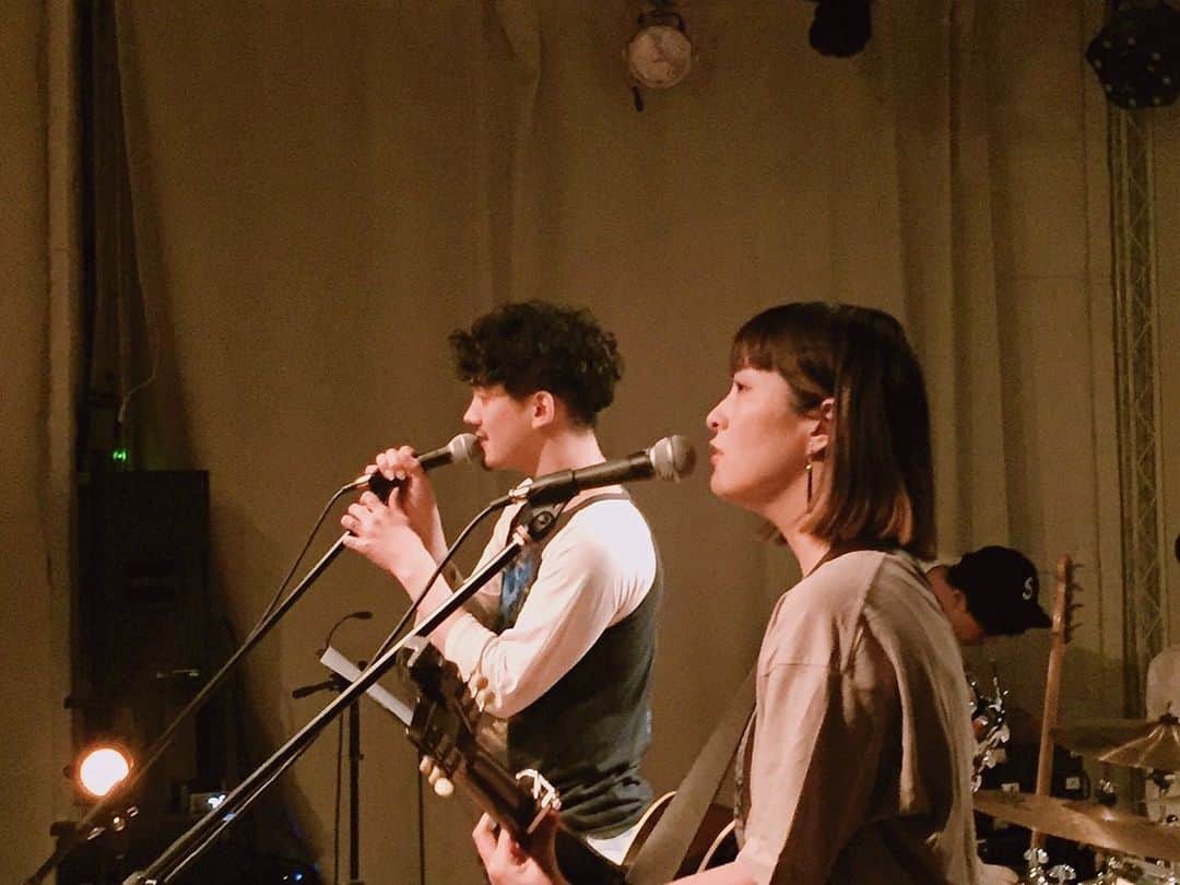 見田村千晴さんのインスタグラム写真 - (見田村千晴Instagram)「昨日、5/15は原宿ストロボカフェにて 見田村千晴企画「結託vol.8 〜はじめての生誕祭〜」でした！！ 誕生日にイベントごとをするなんて初めてで、気恥ずかしさはありつつ、でも本当に幸せな1日でした。  出演してくれた 大野雄介くん、宇宙まおちゃん、倉品翔くん、SMORKY & THE SUGAR GLIDER 、ありがとうございました！！ そして平日ど真ん中に足を運んでくれた皆さま、プレゼントやお手紙、お花を下さった皆さま、本当にありがとうございました！！ #結託 #見田村千晴」5月16日 11時10分 - chiharu_mtmr
