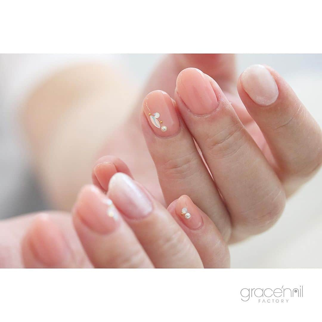 gracenailfactoryさんのインスタグラム写真 - (gracenailfactoryInstagram)「marriage ringが似合う . . . #nail #nailsalon #naildesign #nailart #gel #gelart #gelnail #ネイル #ネイルデザイン #ネイルアート #ネイリスト #大阪ネイルサロン #グレースネイルファクトリー  #大人ネイル #人気ネイル #大阪ネイル  #堀江ネイル  #四ツ橋ネイル #シンプルネイル #ショートネイル  #夏ネイル #カジュアルネイル #ニュアンスネイル」5月16日 11時12分 - gracenailfactory