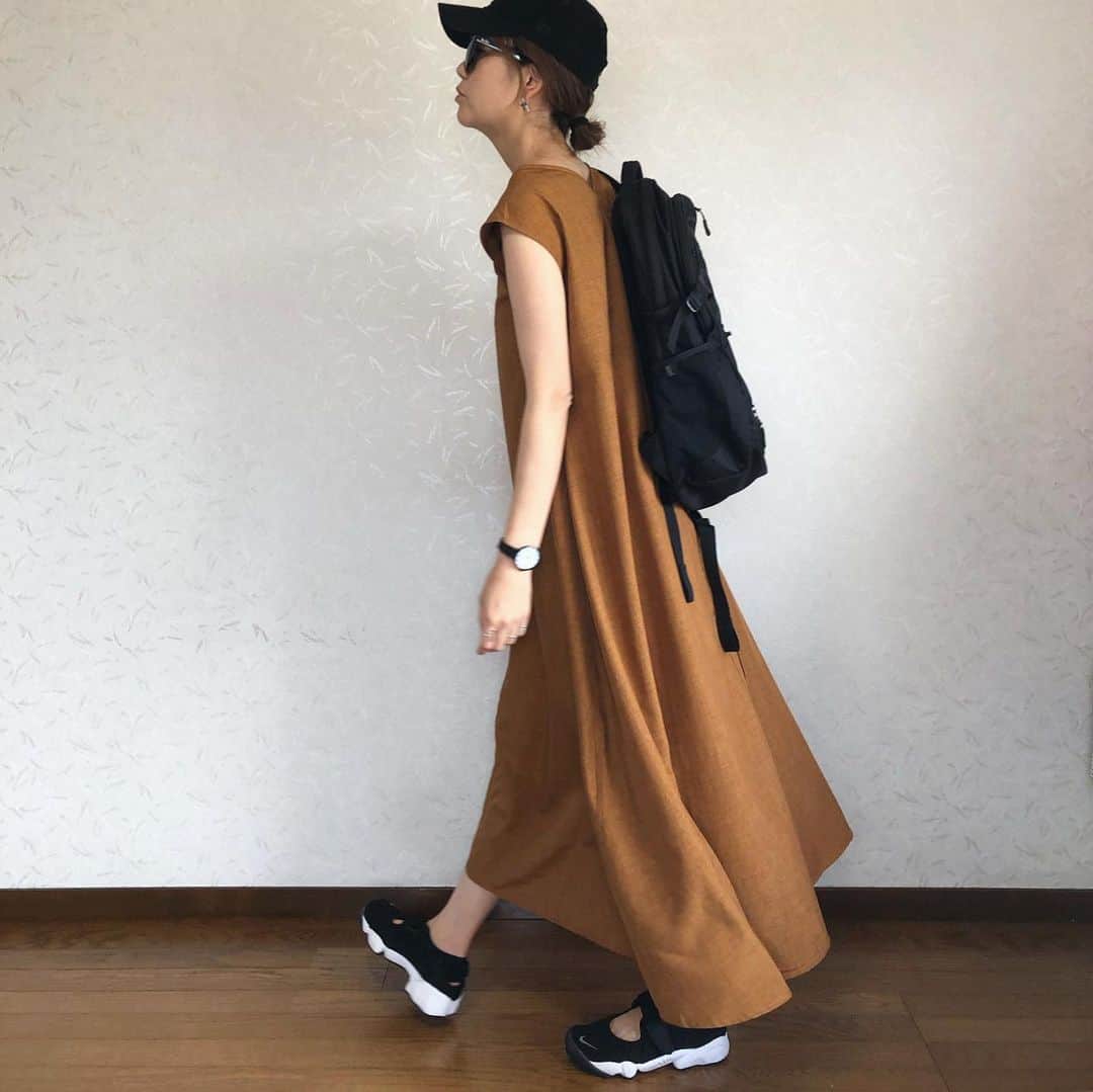 のインスタグラム：「唇が荒れてガッサガサだった次女 . . . ポケットにリップが入っていた長女は、休み時間になるとリップを塗る為に次女のクラスに行ってあげてたみたい🥺 . . . 長女の優しさに乾杯！ . . . op#urs_official @urs_official . . . @urs_official の#リネンライクノースリーブワンピース をカジュアルに . . . 171cmの私が着てこの丈感🙆‍♀️ . . . #fashion #code #outfit #locari #urs_styling #ママコーデ #プチプラ #ワンピース #スポーツミックス #エアリフト #バックパック #キャップ #ユアーズ #wear更新」