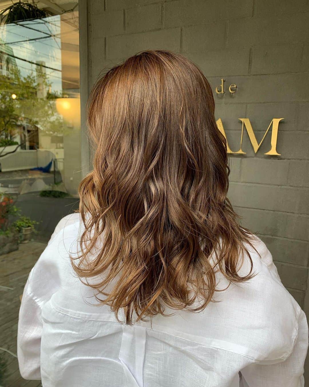 のインスタグラム：「久々にカメラ向けられて 照れちゃったー、（笑）🌻 新しい hair🍀 本当に綺麗な色だよ🍀  美しい  いつもお任せしちゃってます。 有難うございました😊🌻 @salon_de_sadam  @kei_sadam  本当に温かい人達です🍀」