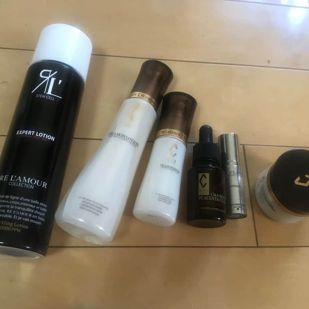 joujouのインスタグラム：「ストーリーにもuPしたけど、 この基礎化粧品本当によい！！ 10年くらいPOLAのBAを使用してて、 どんな高い化粧品買ってもまたBAに戻ってました！！ でもこれはrepeat repeatです！！ #リアボーテ  良い効果や成分が多すぎて何から書いたらいいのか分からず、 紹介するのめんどくさかったけど、 一度使ってみて欲しいな！！ #アンチエイジング #幹細胞コスメ  サロン専用だから、取扱サロンに 問い合わせてみてください！！ @lycka_mm  でわたしは買ってます！！」