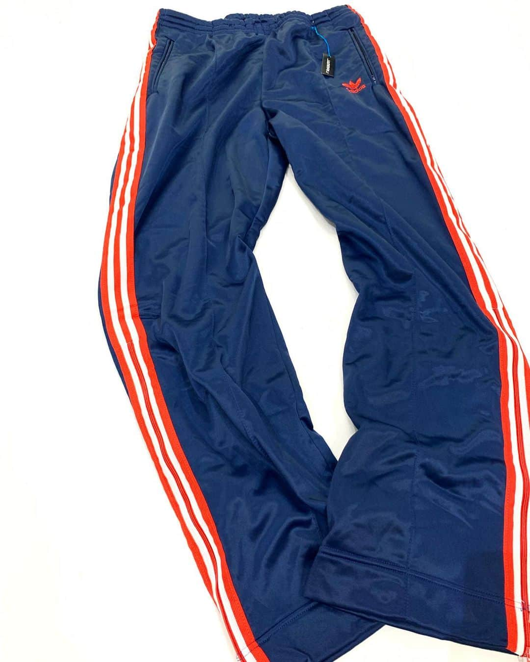 ジャムルさんのインスタグラム写真 - (ジャムルInstagram)「90's adidas track pants ¥5500+tax . ウエスト 〜108cm 全長 112.5cm 股下 82cm すそ幅 26cm . 通販も可能です。 お問い合わせはお電話で承ります。 .  #お問い合わせはお電話で承ります #jammru  #osaka  #fashion  #streetstyle  #streetfashion  #vtg  #vintage  #used  #usedclothing  #古着 #古着屋 #ファッション #70s #80s #90s #adidas」5月16日 16時40分 - jammru