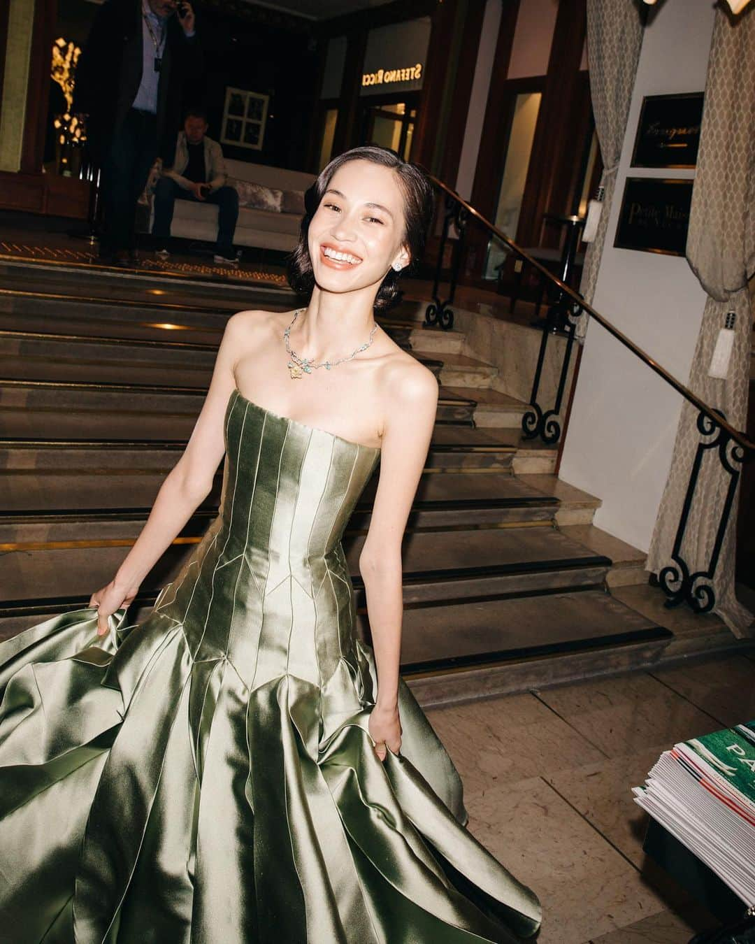 水原希子 さんのインスタグラム写真 - (水原希子 Instagram)「Off to the Red carpet of Cannes film festival🕊✨ This Dior couture dress makes me feel like a princess👰🏽💕 まるでプリンセスの様なディオールのオートクチュールのドレスを着て、カンヌ映画祭のレッドカーペットにレッツゴー😝 @dior @diormakeup @festivaldecannes  #cannes2019 #diorcannes」5月16日 16時41分 - i_am_kiko