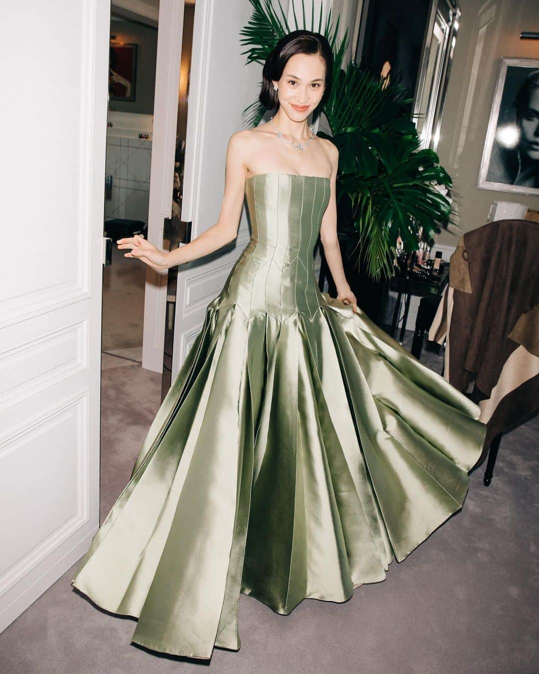 水原希子 さんのインスタグラム写真 - (水原希子 Instagram)「Off to the Red carpet of Cannes film festival🕊✨ This Dior couture dress makes me feel like a princess👰🏽💕 まるでプリンセスの様なディオールのオートクチュールのドレスを着て、カンヌ映画祭のレッドカーペットにレッツゴー😝 @dior @diormakeup @festivaldecannes  #cannes2019 #diorcannes」5月16日 16時41分 - i_am_kiko