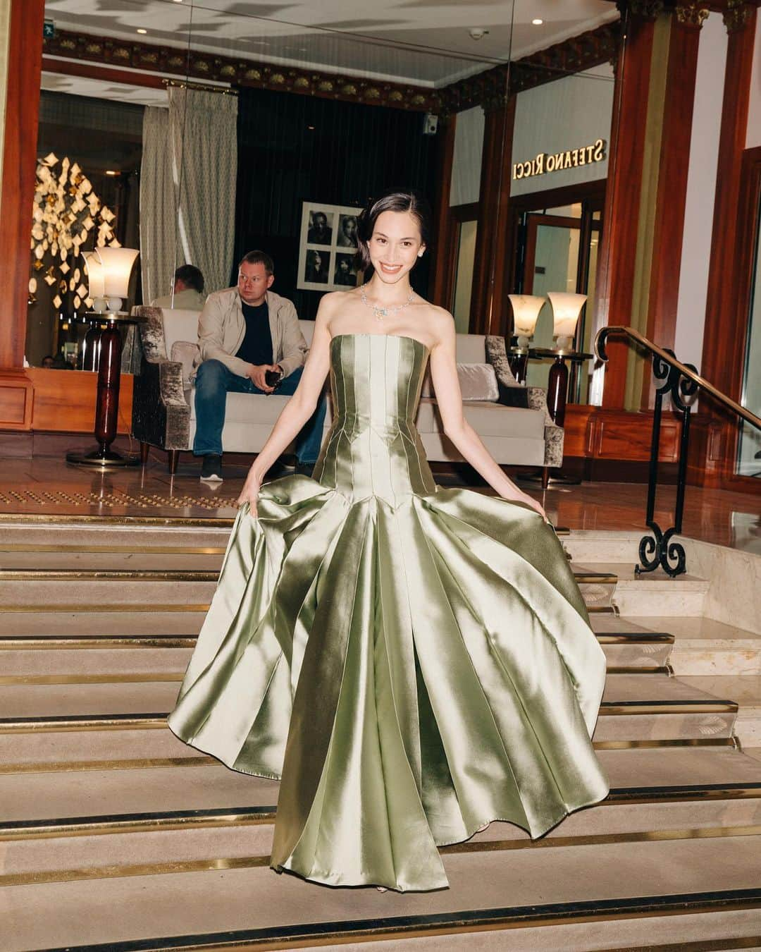 水原希子 さんのインスタグラム写真 - (水原希子 Instagram)「Off to the Red carpet of Cannes film festival🕊✨ This Dior couture dress makes me feel like a princess👰🏽💕 まるでプリンセスの様なディオールのオートクチュールのドレスを着て、カンヌ映画祭のレッドカーペットにレッツゴー😝 @dior @diormakeup @festivaldecannes  #cannes2019 #diorcannes」5月16日 16時41分 - i_am_kiko