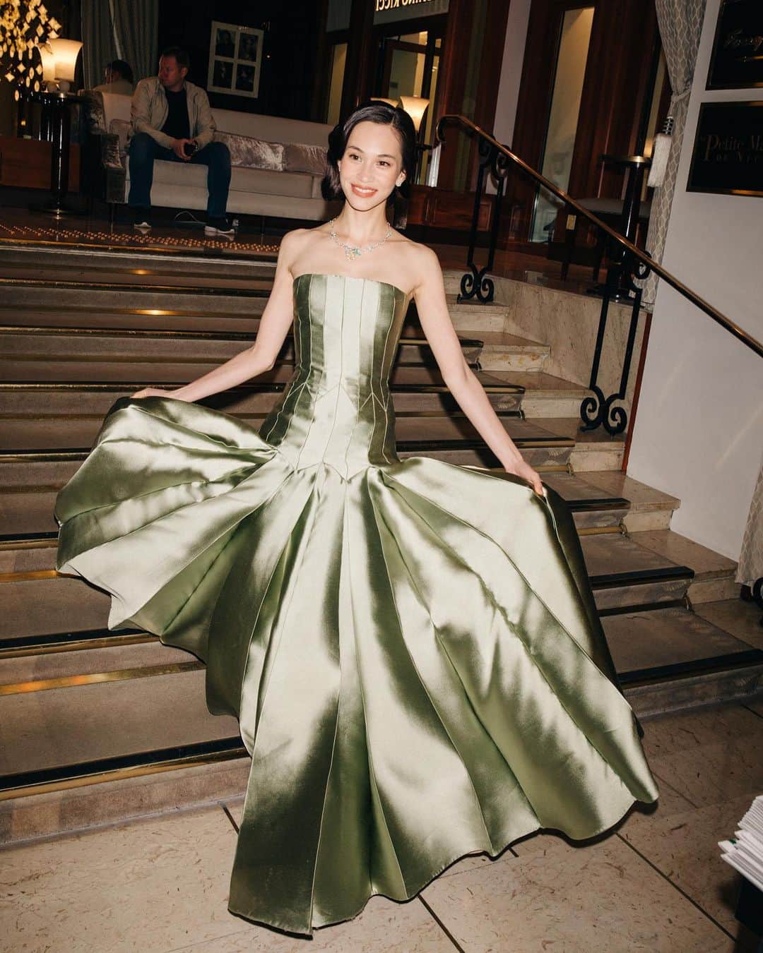 水原希子 さんのインスタグラム写真 - (水原希子 Instagram)「Off to the Red carpet of Cannes film festival🕊✨ This Dior couture dress makes me feel like a princess👰🏽💕 まるでプリンセスの様なディオールのオートクチュールのドレスを着て、カンヌ映画祭のレッドカーペットにレッツゴー😝 @dior @diormakeup @festivaldecannes  #cannes2019 #diorcannes」5月16日 16時41分 - i_am_kiko