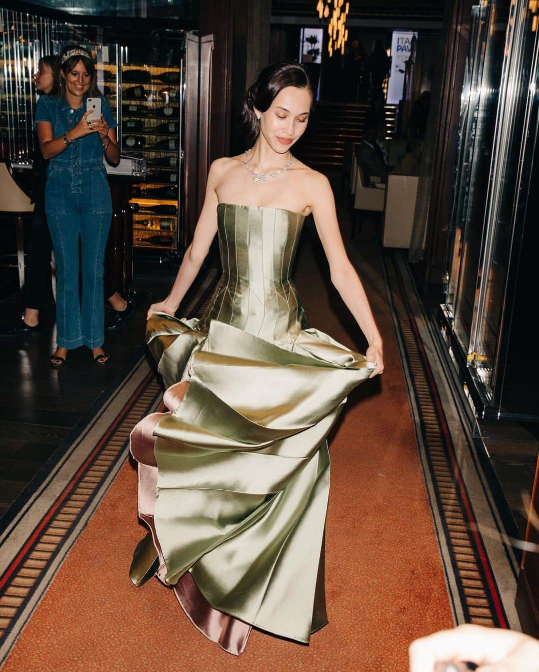 水原希子 さんのインスタグラム写真 - (水原希子 Instagram)「Off to the Red carpet of Cannes film festival🕊✨ This Dior couture dress makes me feel like a princess👰🏽💕 まるでプリンセスの様なディオールのオートクチュールのドレスを着て、カンヌ映画祭のレッドカーペットにレッツゴー😝 @dior @diormakeup @festivaldecannes  #cannes2019 #diorcannes」5月16日 16時41分 - i_am_kiko