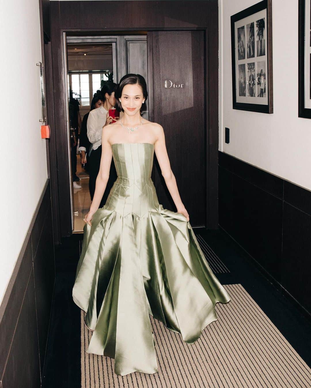 水原希子 さんのインスタグラム写真 - (水原希子 Instagram)「Off to the Red carpet of Cannes film festival🕊✨ This Dior couture dress makes me feel like a princess👰🏽💕 まるでプリンセスの様なディオールのオートクチュールのドレスを着て、カンヌ映画祭のレッドカーペットにレッツゴー😝 @dior @diormakeup @festivaldecannes  #cannes2019 #diorcannes」5月16日 16時41分 - i_am_kiko