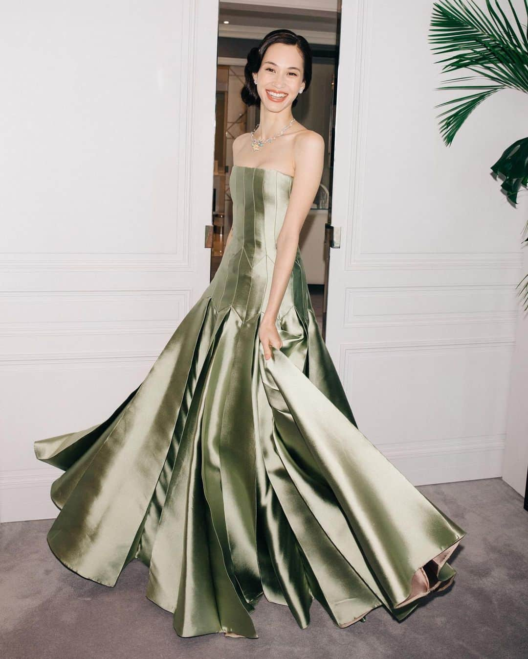 水原希子 さんのインスタグラム写真 - (水原希子 Instagram)「Off to the Red carpet of Cannes film festival🕊✨ This Dior couture dress makes me feel like a princess👰🏽💕 まるでプリンセスの様なディオールのオートクチュールのドレスを着て、カンヌ映画祭のレッドカーペットにレッツゴー😝 @dior @diormakeup @festivaldecannes  #cannes2019 #diorcannes」5月16日 16時41分 - i_am_kiko