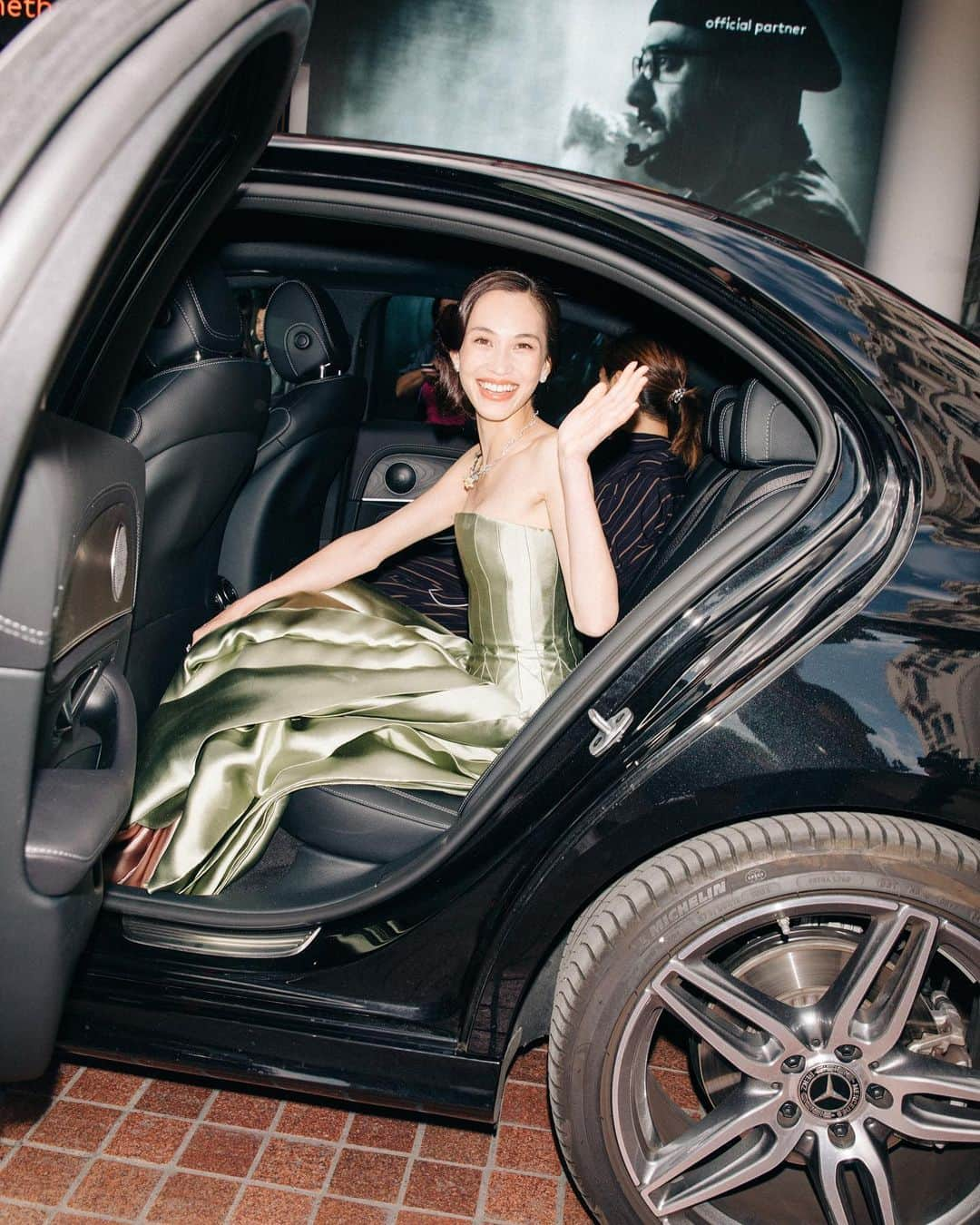 水原希子 さんのインスタグラム写真 - (水原希子 Instagram)「Off to the Red carpet of Cannes film festival🕊✨ This Dior couture dress makes me feel like a princess👰🏽💕 まるでプリンセスの様なディオールのオートクチュールのドレスを着て、カンヌ映画祭のレッドカーペットにレッツゴー😝 @dior @diormakeup @festivaldecannes  #cannes2019 #diorcannes」5月16日 16時41分 - i_am_kiko