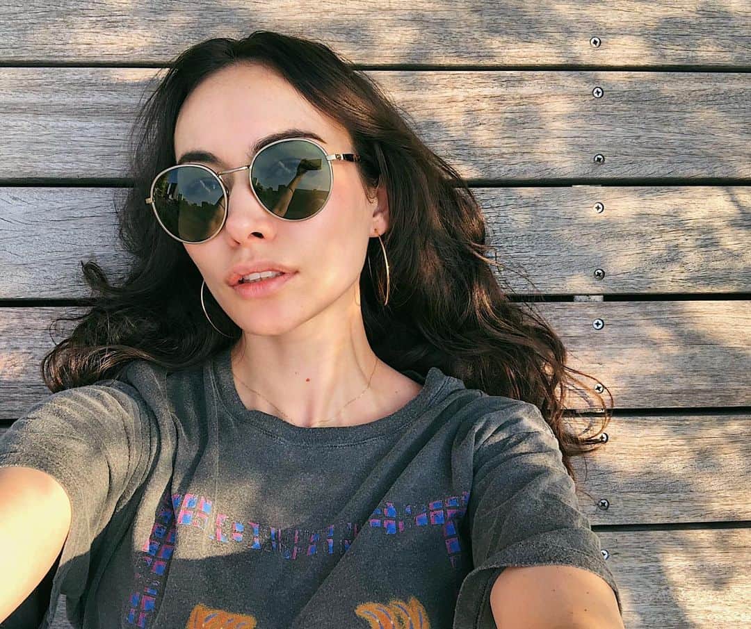 のインスタグラム：「Found myself the perfect bench to soak up some sunshine before going back in to the studio. I think I may try napping in public today. ナイスなベンチ見つけた。仕事の合間にちょっとだけ日光浴。今日は外で昼寝できちゃうかも。 #ootd #style #fashion」