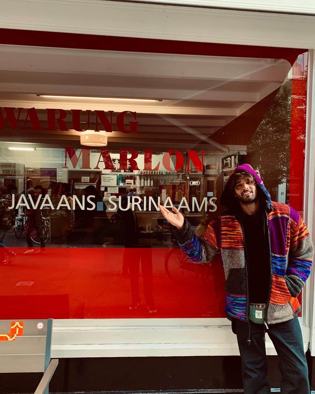マーロン・テシェイラのインスタグラム：「—- “Warung Marlon in Amsterdam.” 🇳🇱❤️🇮🇩 #MyWarung #SoQueNao 😂✌🏽 —- 🎩...Peace&Light...♻️ —- #WarungMarlon #Amsterdam #GoodVibesOnly」