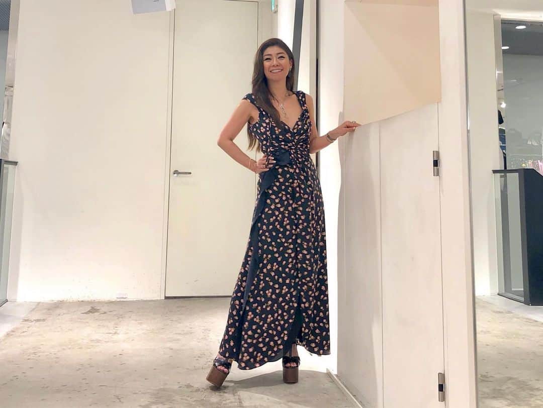 Taki Tanakaさんのインスタグラム写真 - (Taki TanakaInstagram)「#ootd #outfitoftheday #outfit  dress #selfportrait  #一昨日のコーデ 南青山のI Z Aにて。 #セルフポートレート のマキシを着て。 #ロングドレスほど楽ちん可愛いアイテムはないねー #大好き #♥️ そして昨夜大阪に一旦帰ってきました。 @iza_official  @mrselfportrait」5月16日 16時45分 - tanakataki