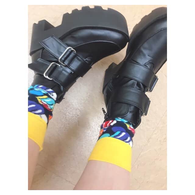 小林弥生さんのインスタグラム写真 - (小林弥生Instagram)「. . Happy Socks × The Rolling Stones . 可愛すぎてずっと履けてなかったけど 履かなきゃもったいないし ということで最近履きました☺︎♡ . #happysocks #therollingstones  #靴下 #socks #ローリングストーンズ  #カラフル #ファッション #fashion」5月16日 16時46分 - yaaachan_k