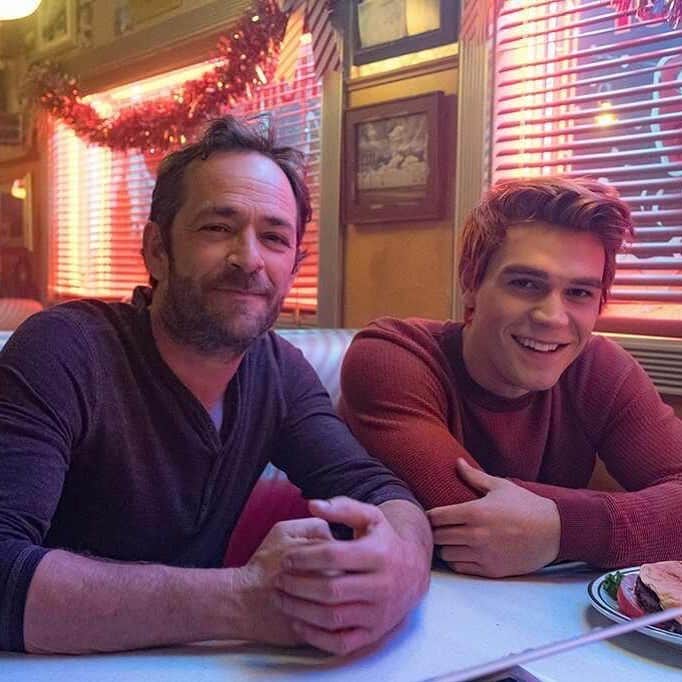 E! Onlineさんのインスタグラム写真 - (E! OnlineInstagram)「Fred Andrews' absence will "absolutely" be addressed next season, but they had to hold off for now. 💔 Link in bio for why #Riverdale is waiting to address Luke Perry's death. (📷: The CW)」5月16日 11時18分 - enews