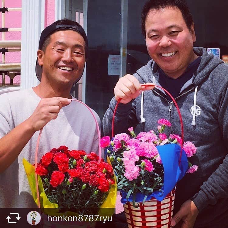 ほんこんさんのインスタグラム写真 - (ほんこんInstagram)「honkon8787ryu #ほんこんの花屋さんbloom #お笑い芸人 #サーファー #coastline  #ほんこん #flowershop #bloom  #笑顔  #花束  #花 #海蔵kaizou  #コーストライン #貝塚  #サーフショップ #店長  こんにちは。 ほんこんの花屋さんbloom 花のお兄さんです。  お花は人を笑顔にしますね🎵 皆さんもお花を育ててみてはいかがでしょう？ お花の事は何でもほんこんの花屋さんbloomにお任せくださいっ‼️ 温くなってきました☀️ お花もすくすく育ちます。 景色も変わってきてますね！ お花が咲き緑がふえてきました。 皆さんのお家にも緑やお花を増やしてみては？ ご注文お待ちしております。  ほんこんの花屋さんbloom  mail honkon878@gmail.com TEL 080-7975-4314」5月16日 11時19分 - hongkong2015_4_9