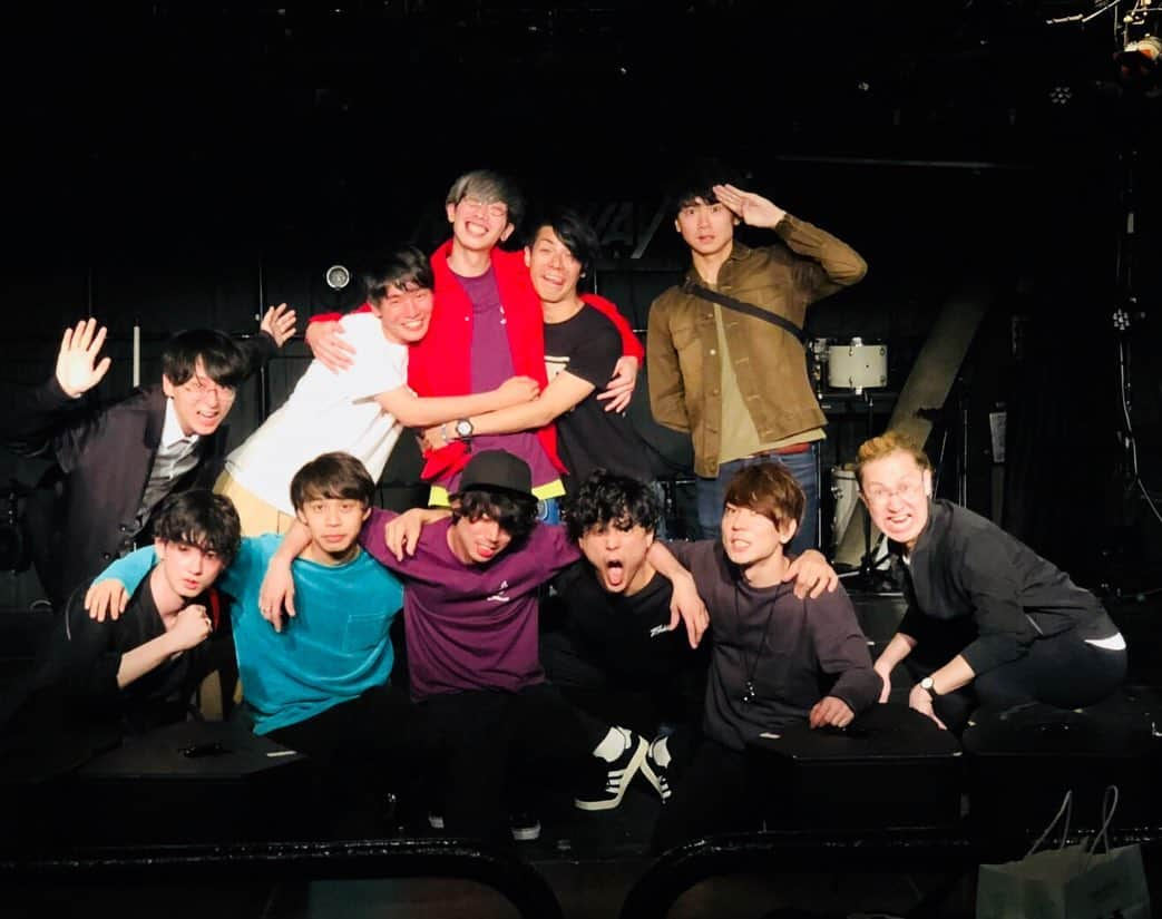 藤田朋生のインスタグラム：「2019.5.15 「GOODWARP CAMEO TOUR」初日、どうもありがとうございました🙌🙌 ホントお待たせしました、のライブでした。リリースを一緒に祝えて、温かく迎えてくれて嬉しかったです。  ツアーファイナルは7/20の東京でのワンマンライブ。まずはそこまでみんなで一つになって楽しく駆け抜けるぞー！！夏はもうすぐ🌴  新グッズ、CAMEO Tシャツも発売開始しましたー！！売れろー！売れろー！CDもー！！ #goodwarp #cameo #シンガロンパレード #とけた電球 #リリースツアー」