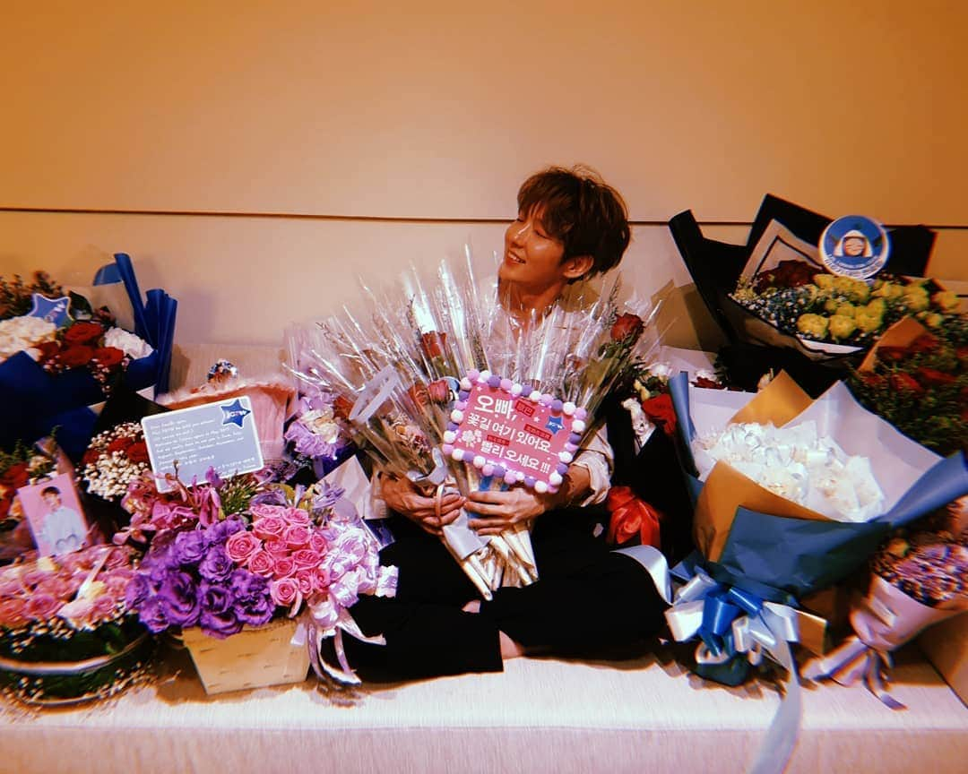 イ・ジュンギさんのインスタグラム写真 - (イ・ジュンギInstagram)「Beautiful flowers from angel's 😭💖」5月16日 11時29分 - actor_jg