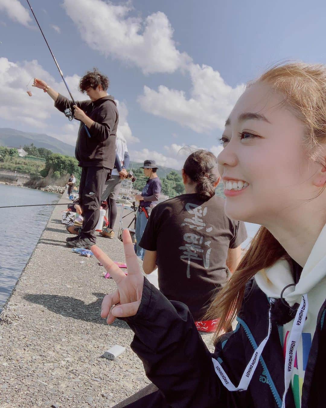 香月ハルさんのインスタグラム写真 - (香月ハルInstagram)「おはよーございます🥳 昨日は前乗りで久しぶりにスタッフさん達と楽しい宴をしたら3:30起きのはずが4時に起きました。 あぶないあぶない。。 今日も元気に釣りロケです🎣 良い天気でよかった🙆‍♀️☀️💕 #静岡県 #釣り #九ちゃんフィッシング」5月16日 11時31分 - halu_kazuki