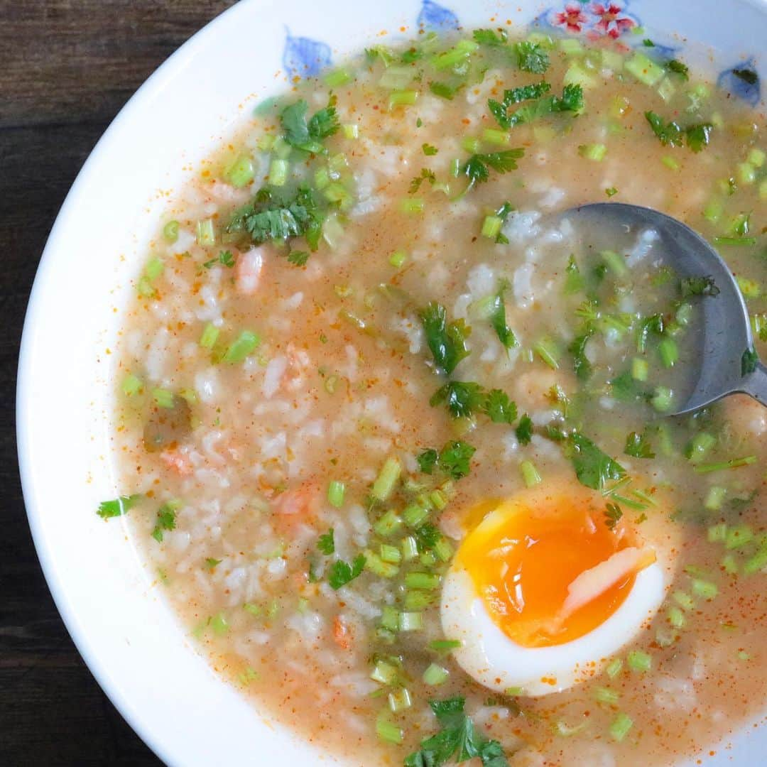 エダジュンさんのインスタグラム写真 - (エダジュンInstagram)「暑い日に、水分多めのトムヤム粥を食べる幸せ。 ・ シンプルに、むき海老、パクチーのみじん切りの具材のみ。 ・ 暑い日にお粥を食べたくなるのは、アジア特有なのかな（´-`）.｡o ・ ・ #phakchi#coriander#cilantro #パクチー#パクチーボーイ#エダジュン #トムヤム粥#tomyam#thaifood  #アジアごはん#エスニック料理#お粥#粥#kayu」5月16日 11時31分 - edajun