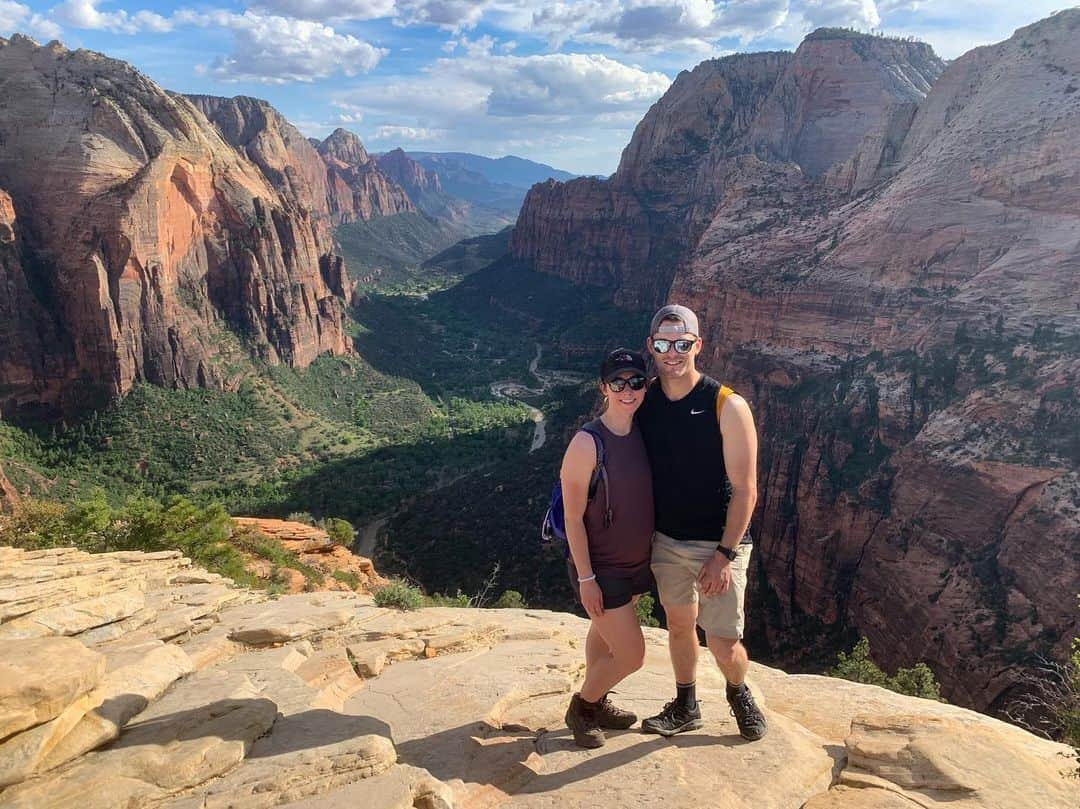 キミー・マイズナーのインスタグラム：「Angel’s Landing in Zion 😍 . . . #americanhiking #nationalparks」