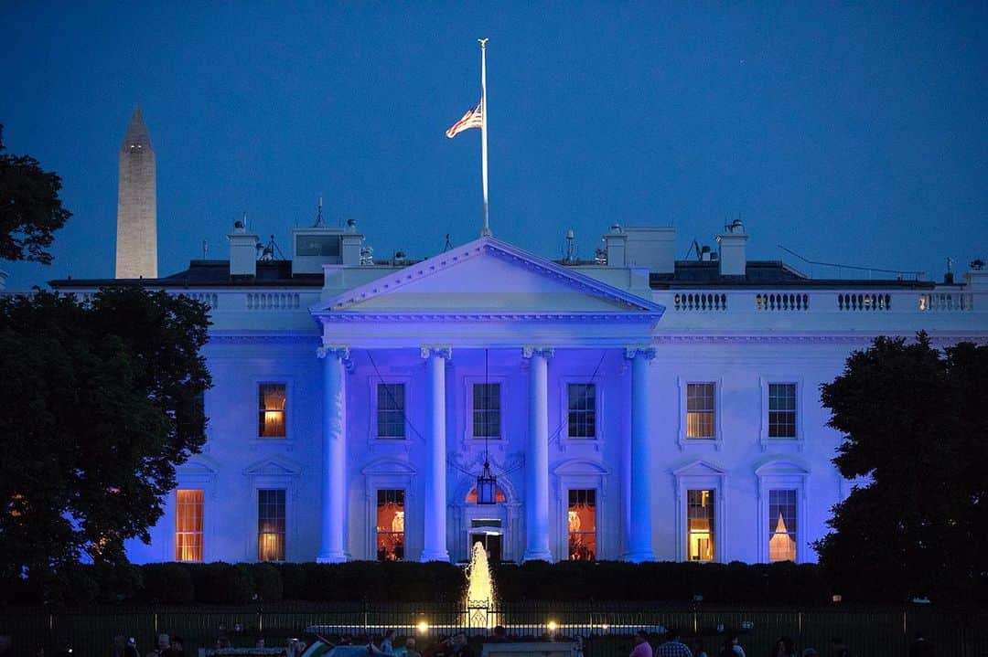 ドナルド・トランプさんのインスタグラム写真 - (ドナルド・トランプInstagram)「#Repost @WhiteHouse ・・・ Tonight, the White House was lit in blue in honor of Peace Officers Memorial Day.」5月16日 11時36分 - realdonaldtrump