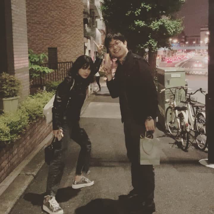 のインスタグラム：「写真じゃなくて動画だった時🗿 おなじみ理論物理学者の山本先生とサイエンス話でスパークした夜。昨年より企てごとも色々進んどります… この日のハイライトは周波数が1番フラットな「白」と言う色の面白さ！ マイクロメーターの世界で起きているドラマにきゅんきゅんだったな  #science #physiques  #光の世界 #白 #物理学」